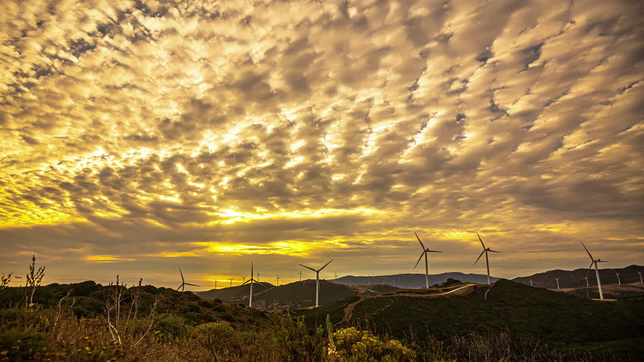 parque eólico a lo largo de la costa del sur de españa - golden sunset time lapse