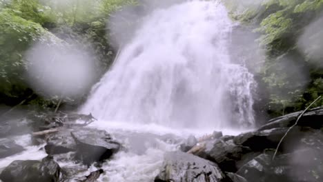 día lluvioso en crabtree cae cerca de boone y asheville nc, carolina del norte