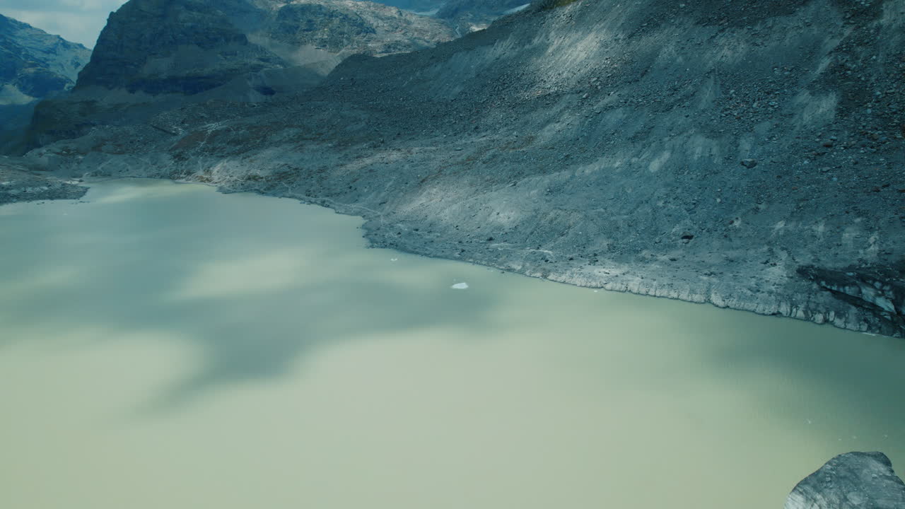 기후 변화로 인해 빙하가 녹는 동안 빙산이 물에 떨어지는 모습