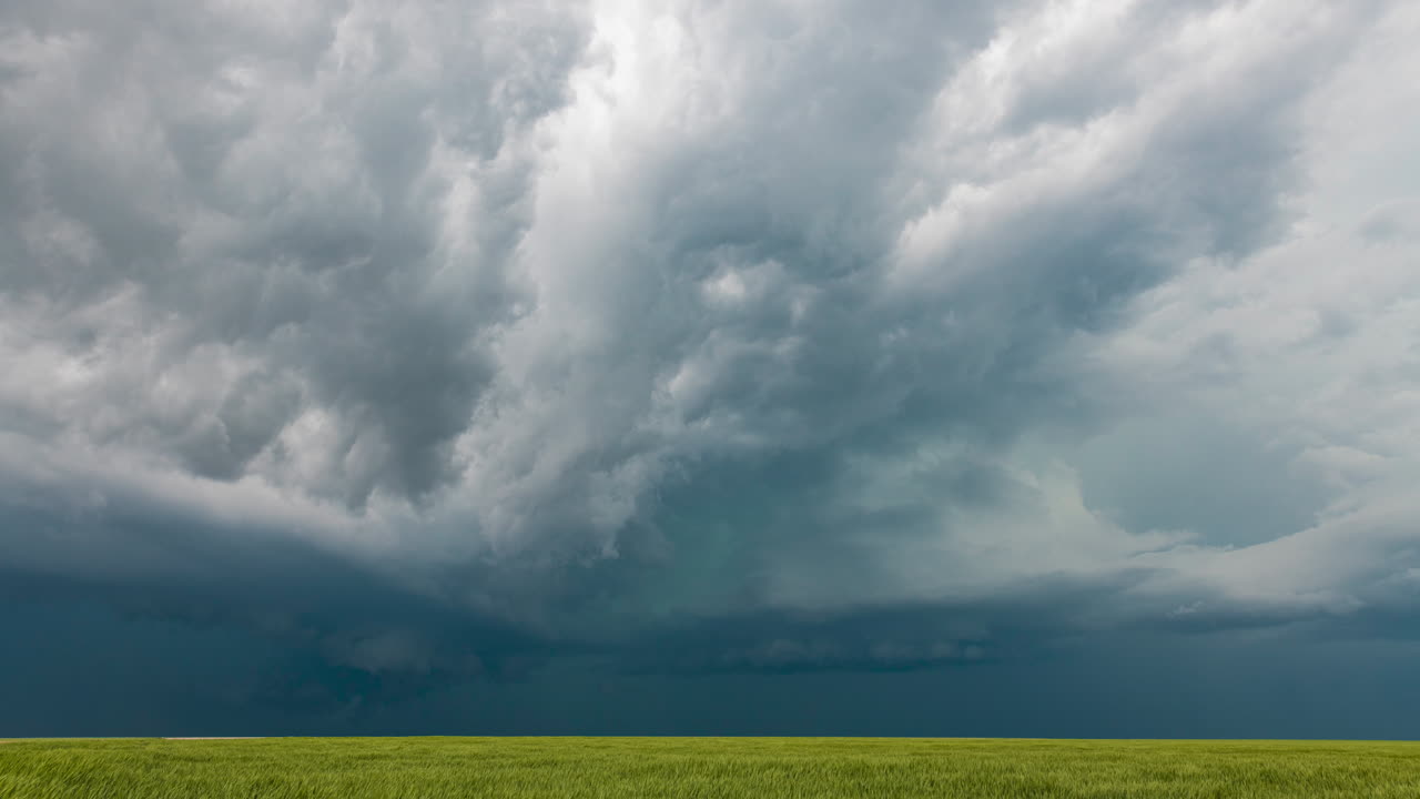회전하는 슈퍼셀이 서부 캔자스의 밀 ⁇ 을 돌아다니고 있습니다.