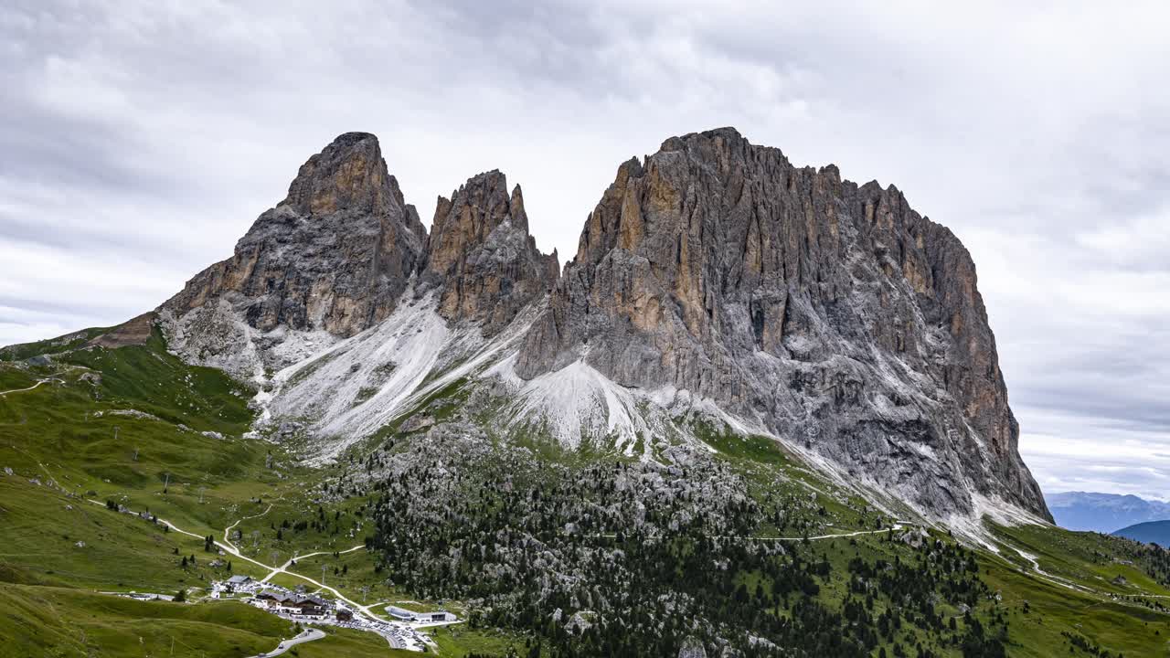Promozione del turismo di montagna nelle Dolomiti: un hyperlapse aereo del gruppo montuoso del Sella, una popolare destinazione per viaggi d'avventura. Opportunità per escursioni e attività ricreative all'aperto nelle Alpi italiane