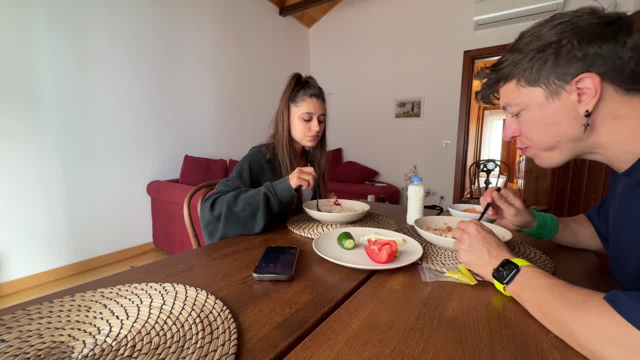 pareja disfrutando de una comida juntos en casa