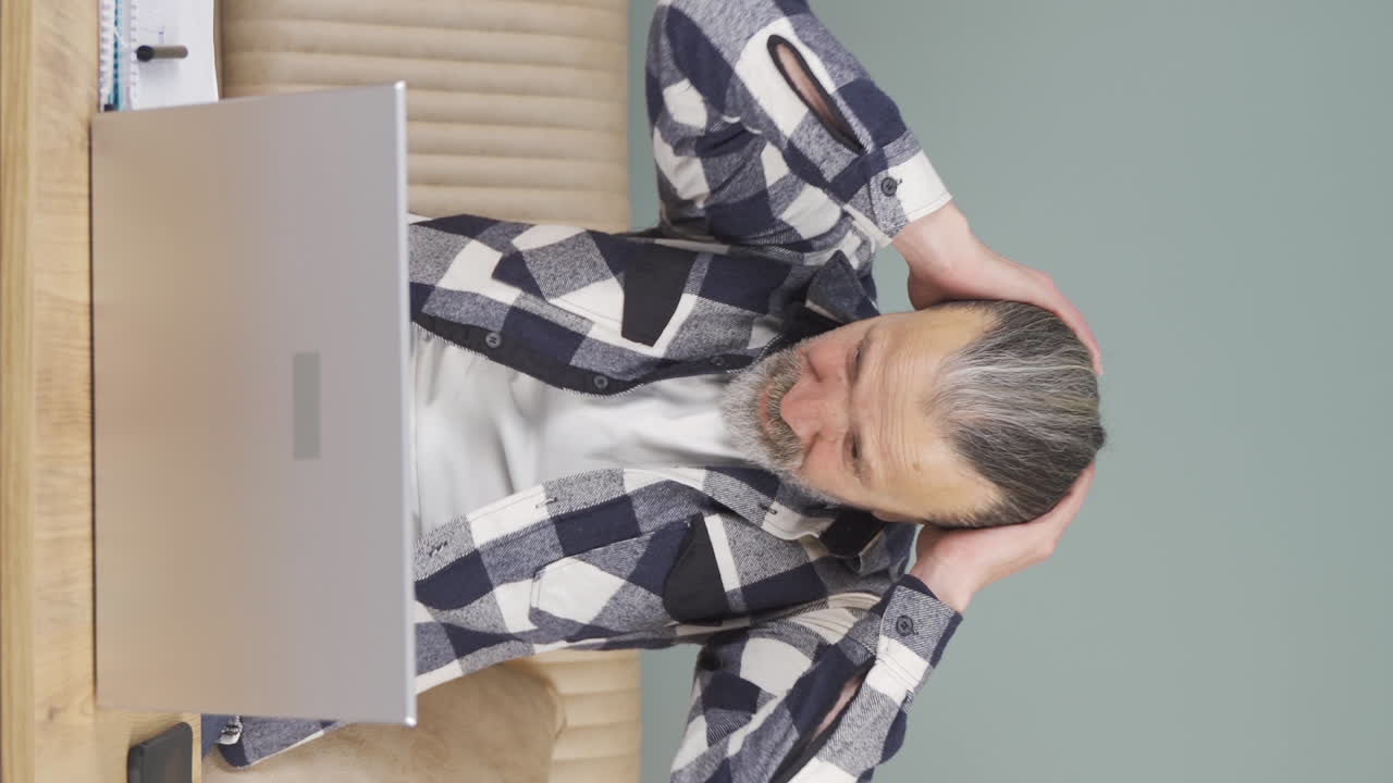 실패한  ⁇ 은이의 수직 비디오.