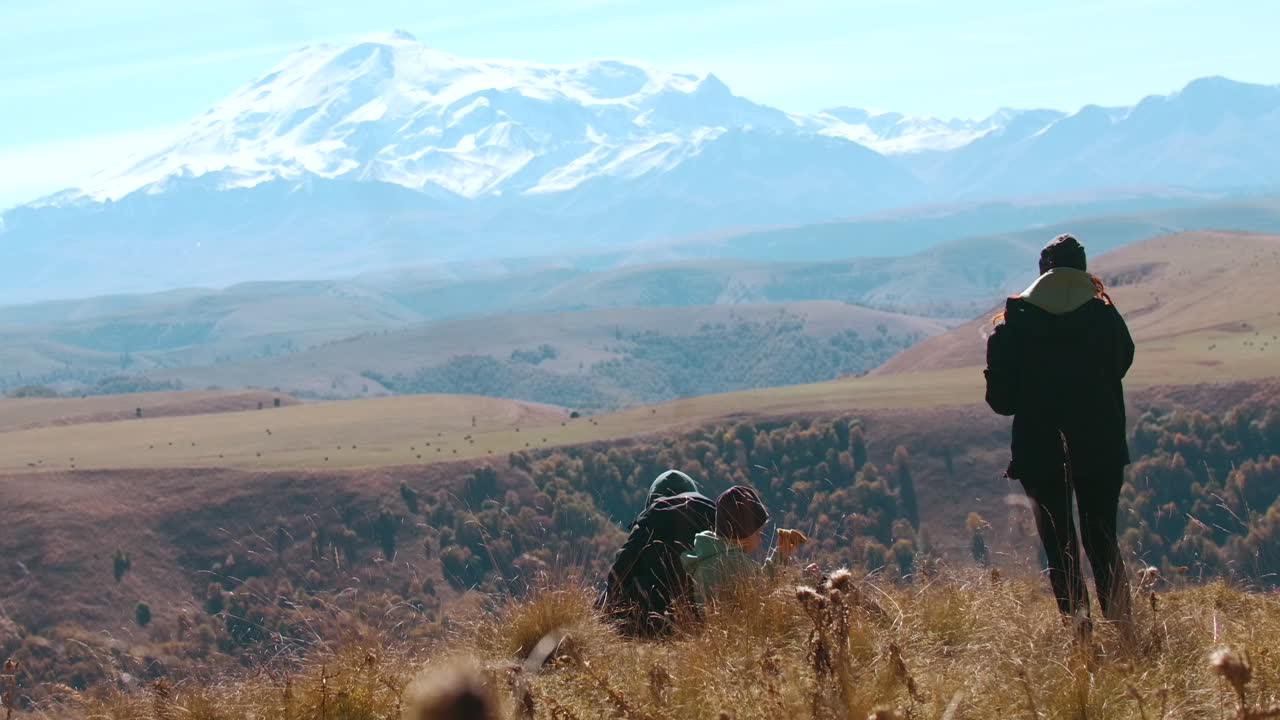 가족 들 이 산 에 산책 하는 것