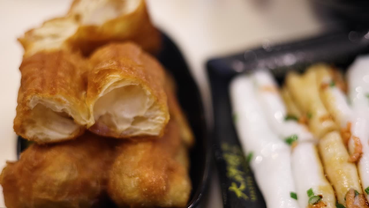 맛있는  누들 롤과 긴 반죽 스틱