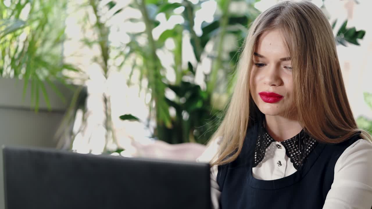 카페 에서 노트북 을 사용 하고 있는 젊은 여자