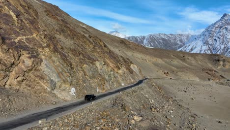 Un-Vehículo-Circula-Por-Una-Carretera-Sinuosa-A-Través-Del-Frío-Desierto-De-Sarfaranga