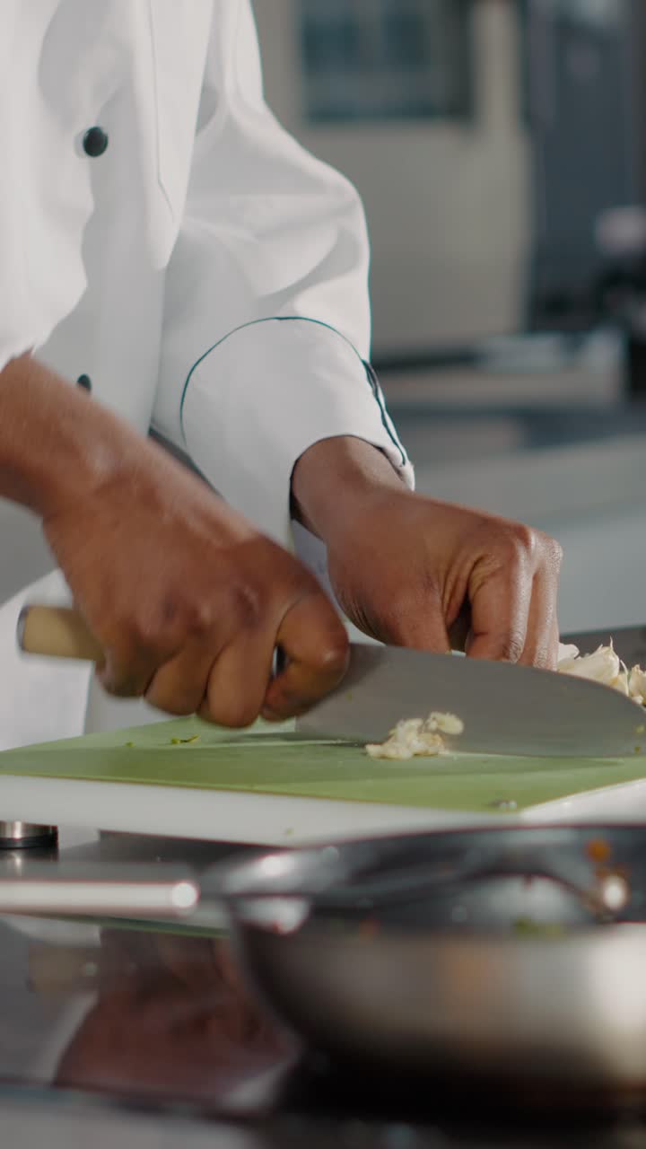 Chef che prepara cibo in una cucina professionale