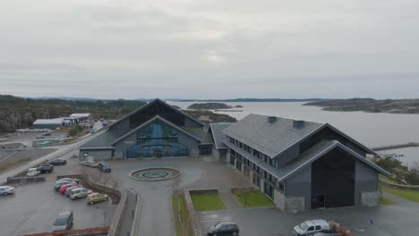 Panorama-Hotel-Und-Resort-In-Oygarden-Sotra,-Norwegen---Äußere-Aufwärts-Bewegliche-Antenne-Mit-Neigung-Nach-Unten