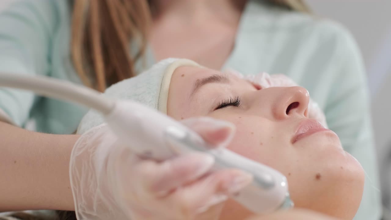 Procedura Hydrofacial in una moderna clinica estetica. Estrazione, esfoliazione.