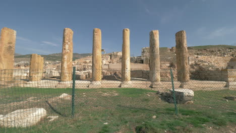 ruinas y columnas de la antigua ciudad de hierápolis en pamukkale, turquía