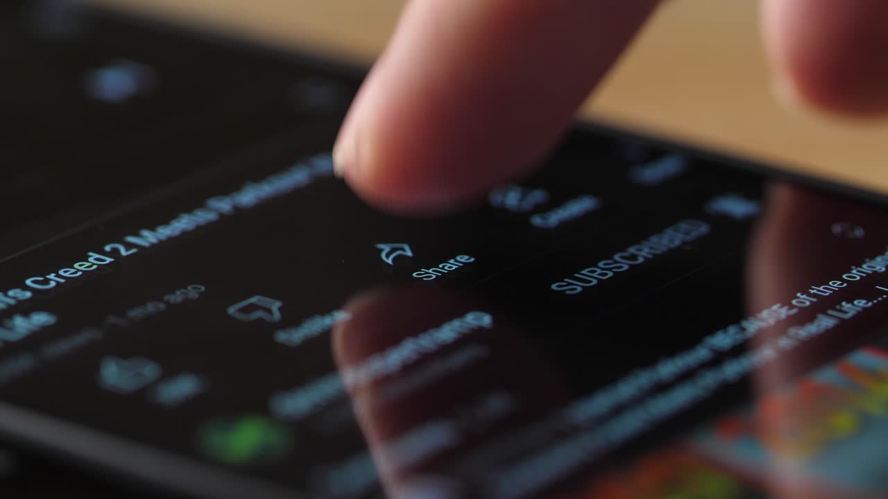 el uso de una aplicación de redes sociales para teléfonos inteligentes