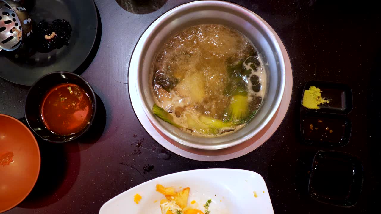 Lille gryde med kogende suppe i en buffet