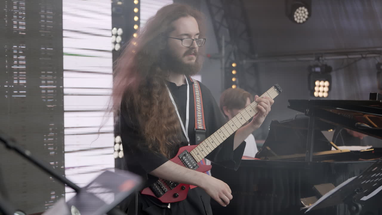 guitarrista actuando en el escenario