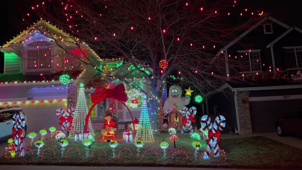 캔디케인 레인 끔찍한 스노우맨 하우스 크리스마스 행복한 휴일 장식 하이랜드 랜치 덴버 콜로라도 미국 밤 시간 밝은 활기찬 불빛 집에 매달린 이웃 느린  왼쪽 모션