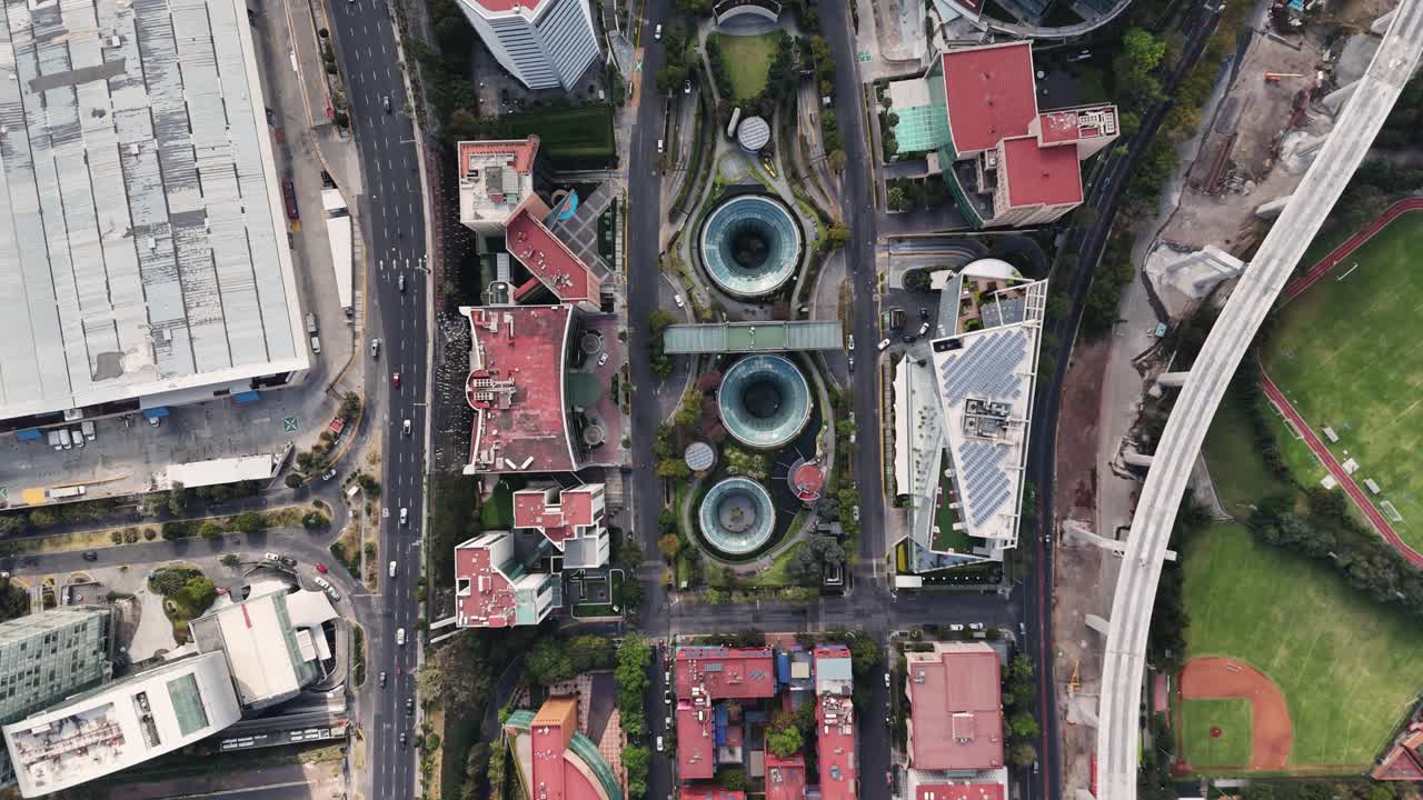 오피스 빌딩 집단 가운데 위치한 가든 산타페 쇼핑몰의 공중 파노라마