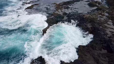 foto tomada por un avión no tripulado del agujero ondulado de el bufadero, gran canaria, españa