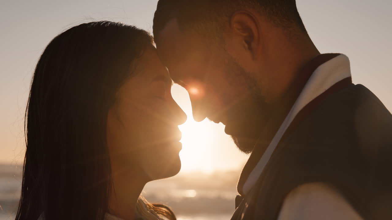 일몰, 해변, 그리고 사랑의 얼굴을 가진 커플