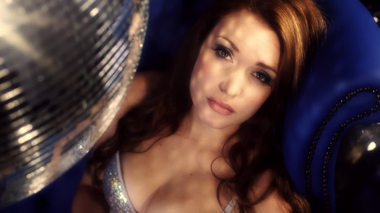 mujer sofá azul 4k 06