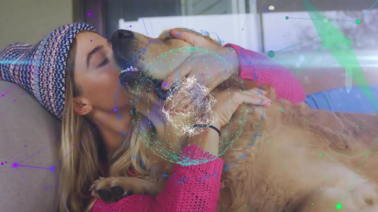 Mulher vestindo suéter rosa e gorro, abraçando um golden retriever no sofá em casa, com sobreposição.