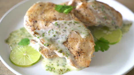 pechuga de pollo a la parrilla con salsa de lima limón