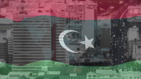 animación de mapas e iconos de bitcoin sobre la bandera de libia contra el lapso de tiempo de los vehículos en la calle