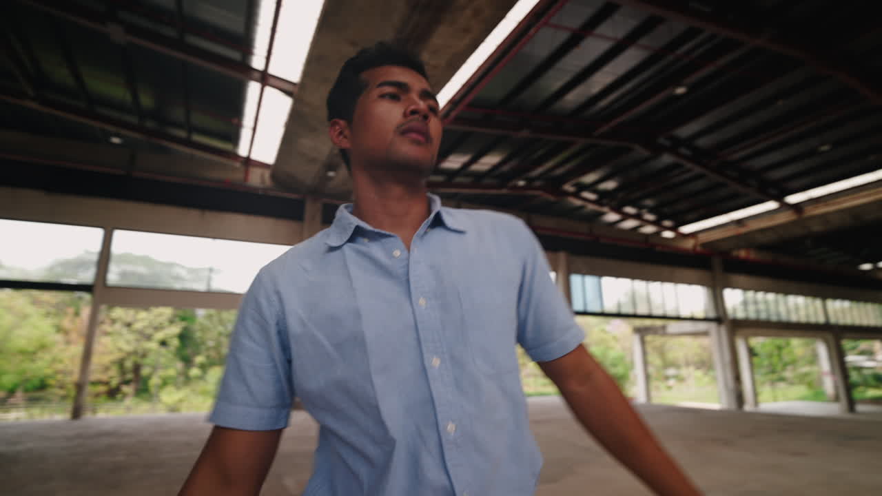 Uomo con una camicia blu