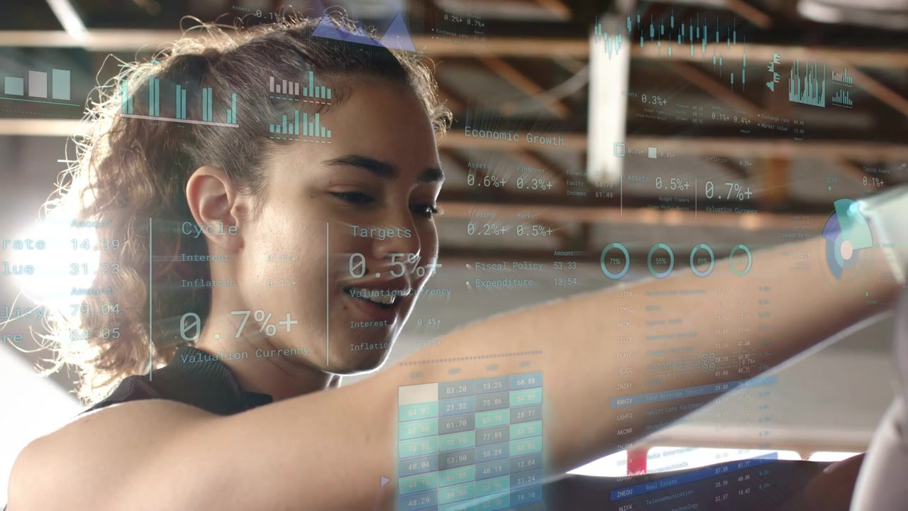 Conducente donna che si protende sul volante, alzando le mani e creando grafici HUD per una dimostrazione automobilistica con assistente