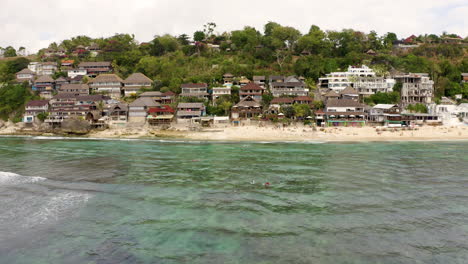 drones laterales cinematográficos vuelan sobre la hermosa playa de bingin en bali, indonesia