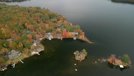 Vista-Aérea-Por-Drones-De-Casas-Junto-Al-Lago