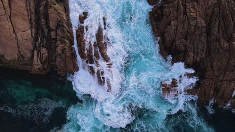 Arriba-Hacia-Abajo-De-Las-Olas-Del-Agua-Rompiendo-Sobre-Las-Rocas-En-Las-Rocas-Del-Canal-Australia-Occidental