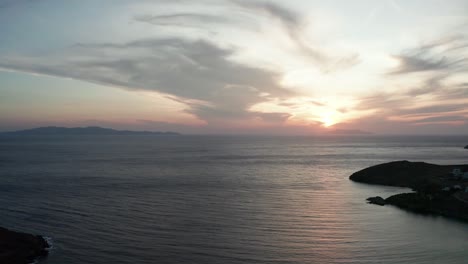 vista aérea de drones de la hermosa puesta de sol en cove en grecia con vistas al mar egeo