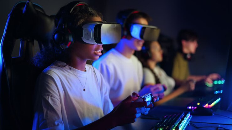Adolescentes, chico blanco y chica negra, con gafas de realidad virtual jugando a videojuegos en un club de videojuegos con iluminación azul usando un gamepad