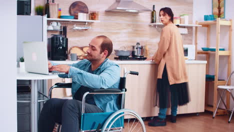 hombre discapacitado cansado en silla de ruedas
