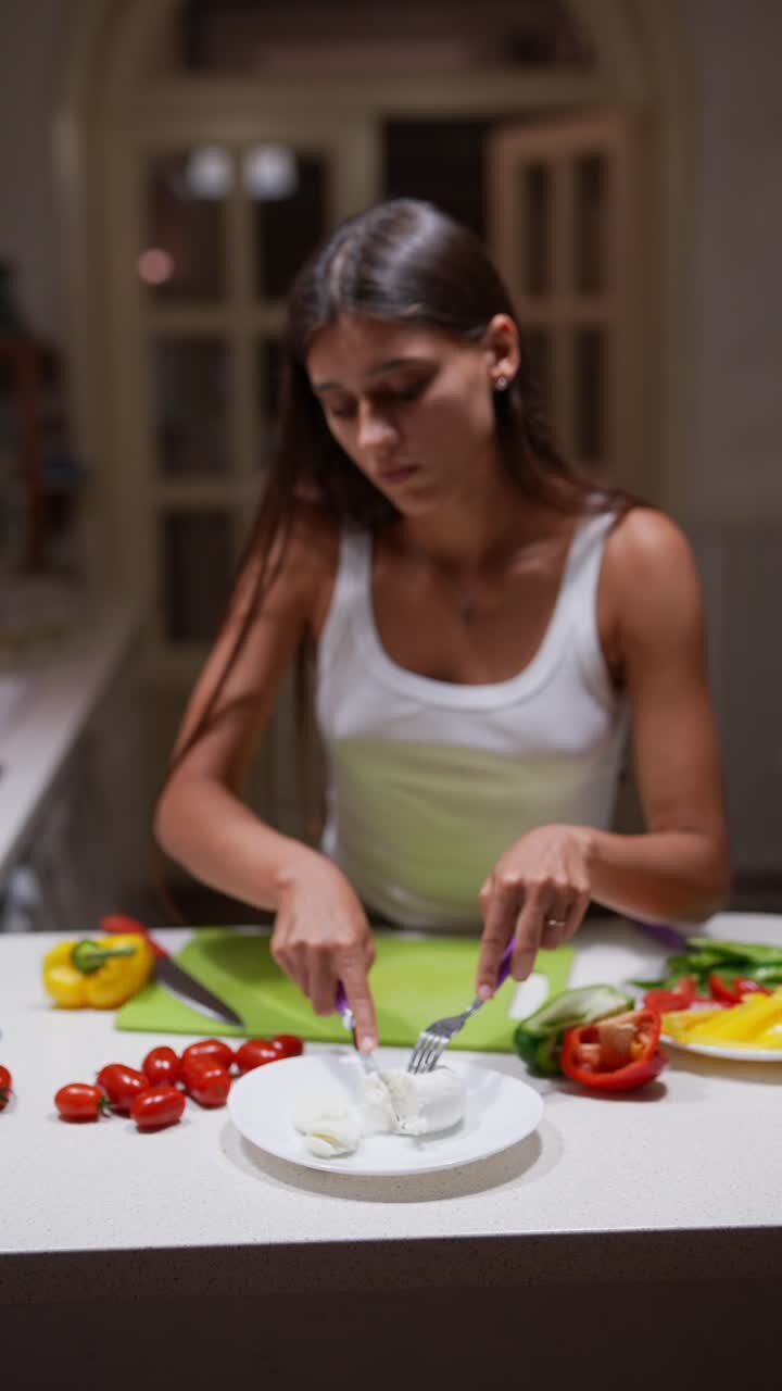 женщина готовит салат на кухне