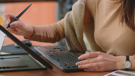 Hand-Einer-Grafikdesignerin-Mit-Interaktivem-Stift-Display,-Digitalem-Zeichentablett-Und-Stift-Auf-Einem-Computer.-Im-Büro.-Bearbeitung-Von-Grafiken.