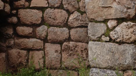muros de piedra de cusco y roca tallada de las afueras de la ciudad del templo de los monos 4k 50fps