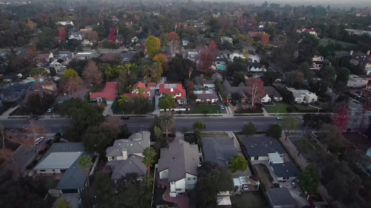vista aérea volando a través del barrio de pasadena durante la puesta de sol en los ángulos california