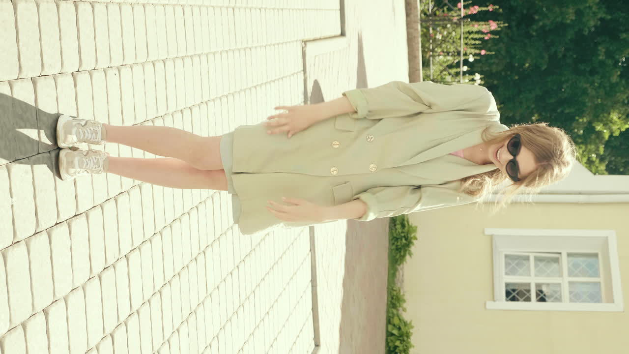 밝은 초록색 블레이저와 쇼트를 입은 세련된 여성