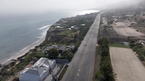 Ein-Nebliger,-Nebliger-Morgen-über-Dem-Berühmten-Und-Malerischen-Pacific-Coast-Highway-–-Luftüberführung