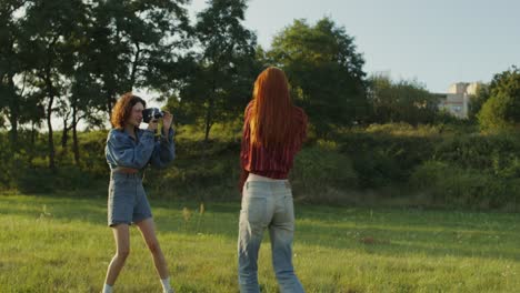 two friends enjoying a photo shoot in a field