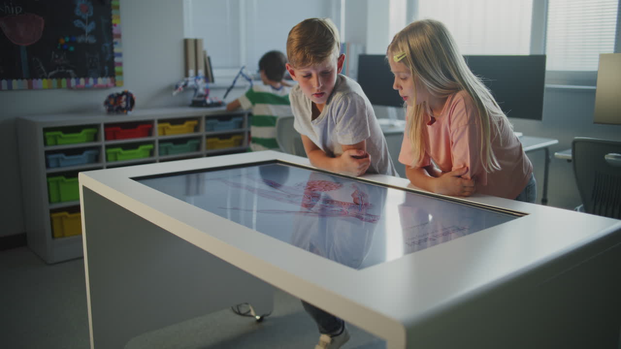 Children Learning Anatomy on Touchscreen Table