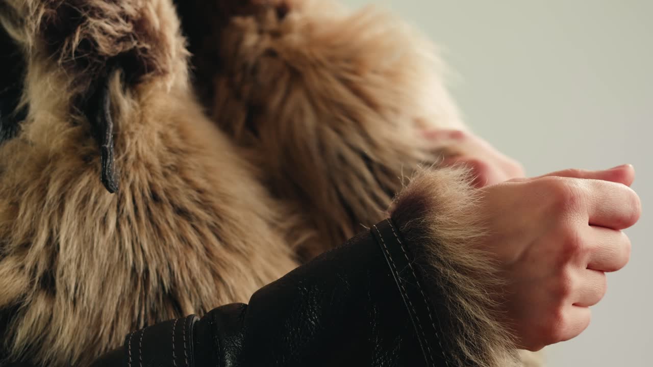 Nærbillede af pels og læderjakkeærme