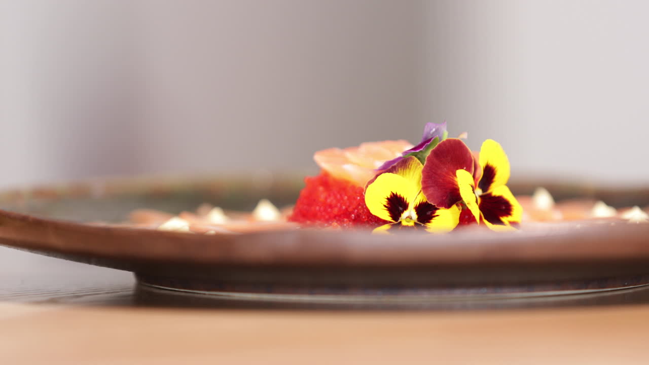 platillo de comida - flores de pantalón puesto en el sashimi salmón se levantó con caviar rojo como guarnición