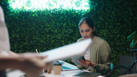 young-business-woman-working-late-colleagues-brainstorming-creative-ideas-discussing-project-deadline-collaborating-planning-successful-strategy-in-trendy-startup-office-workspace