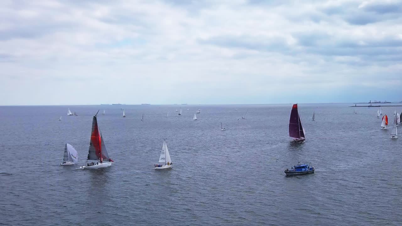 vista aérea de la regata de veleros en un mar bajo un cielo nublado