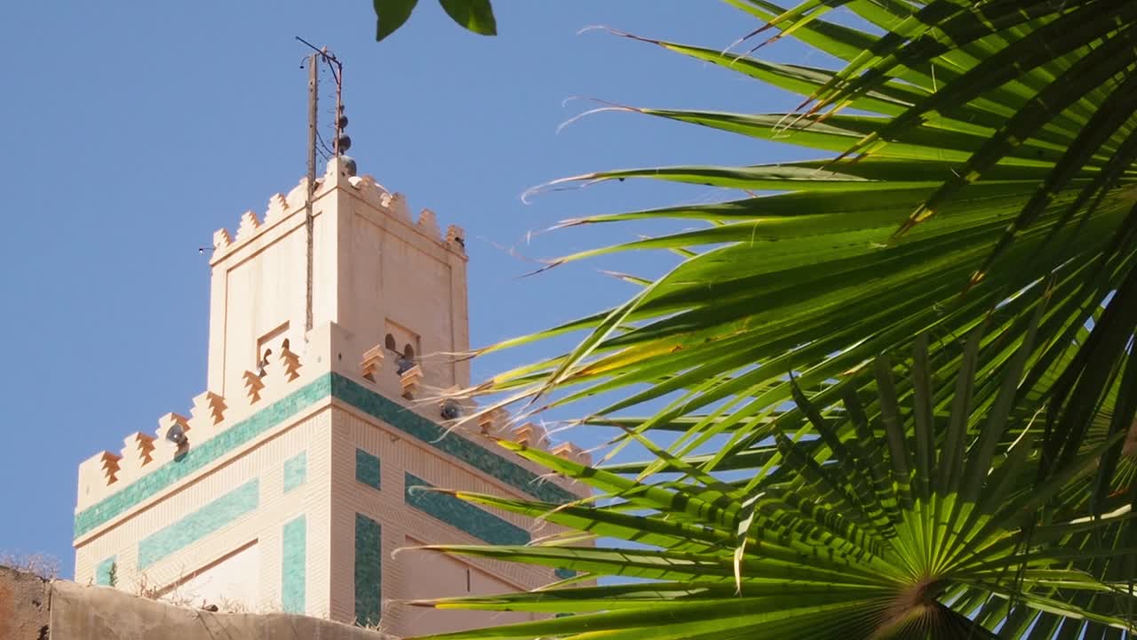 minarete de la mezquita koutoubia en la antigua medina de marrakech, marruecos