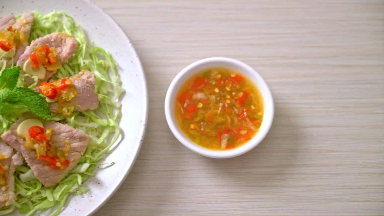 매운 돼지고기 샐러드 또는 라임 마늘과 칠리 소스를 곁들인 삶은 돼지고기