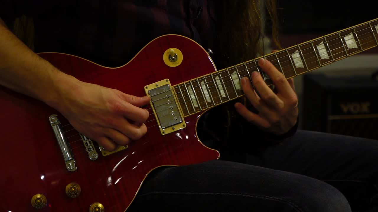 Chitarra suonata da un musicista rock