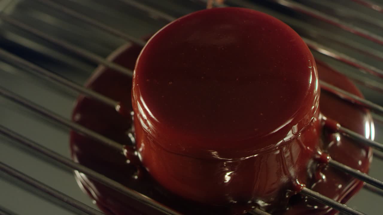 Primo piano di un dessert di ricotta appoggiato su una griglia metallica.